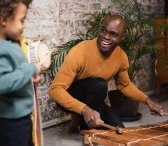 Atelier de percussions avec les enfants